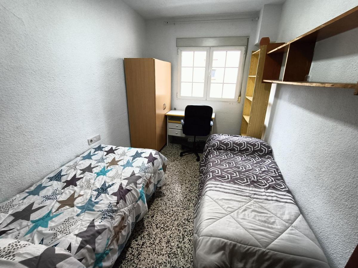 Apartamento 3 Dormitorios Frente A Hospital De Traumatologia Granada Eksteriør billede